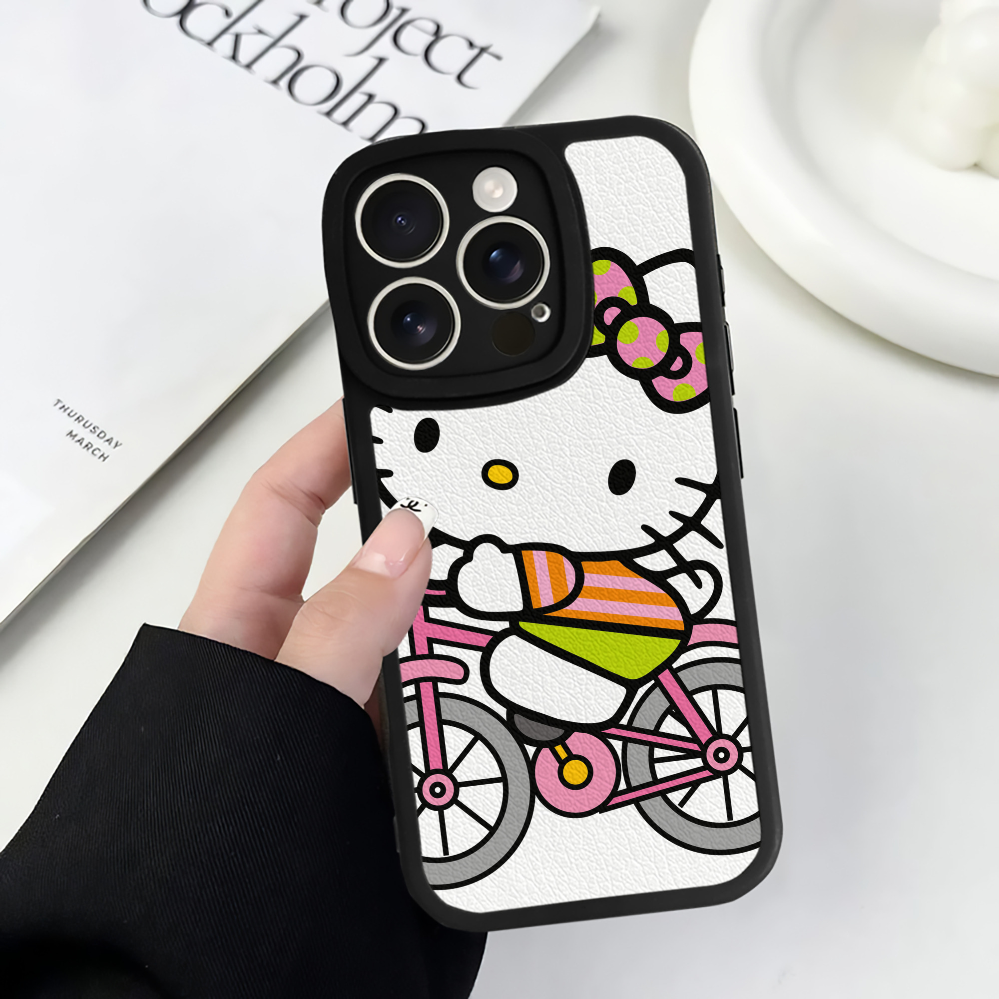 （画像用） Hello Kitty ハローキティ 【iPhone 16シリーズ対応】シリコンスマホケース（レザー調） 材質：シリコン